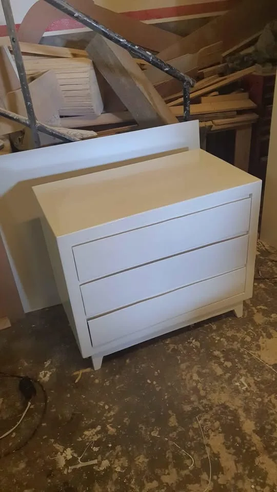 White chest & pedestal, photo 1